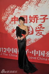 组图：谭咏麟曾志伟助阵2012中国爱慈善盛典