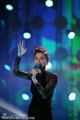 组图：张柏芝当众脱衣抛背心 献歌秀蕾丝内衣