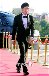 组图：朴有天闵孝琳等众星亮相首尔电视颁奖礼红毯