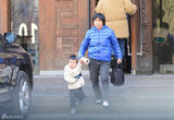 组图：孙俪带儿子会友 一路小心保护呵护有加