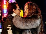 幻灯图：好莱坞名流贺新年 杜哈明菲姬热吻 