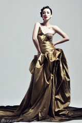 高清组图：张萌最新写真优雅干练 祥龙凤舞迎新年