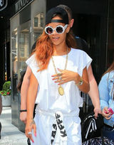 组图：蕾哈娜墨镜白裙清纯 嘟红唇鲜艳欲滴