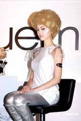 幻灯图：李彩桦渴望结婚生子 JessicaC金发造型抢眼 