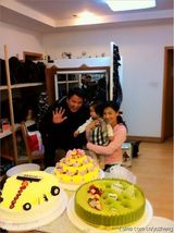 组图：张庭女儿周岁生日照曝光 气氛温馨乐融融