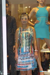 组图：赵薇助阵品牌新店开业 短裙绚丽温柔大方