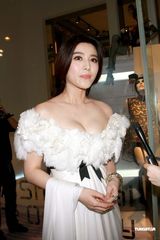 高清组图：范冰冰低胸白裙开幕酒会秀性感