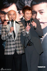 组图：Big4持枪宣传演唱会 张卫健牺牲夫妻生活