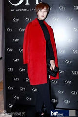 组图：黄静茵张美嬉靓装出席某品牌开业活动