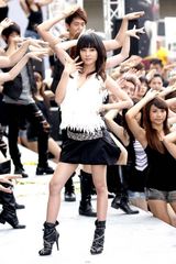 组图：蔡依林与百位舞者共舞 歌迷示爱心情好 