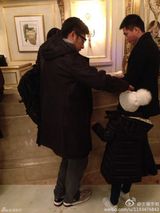 组图：王诗龄纽约时代广场练中国武术萌态十足