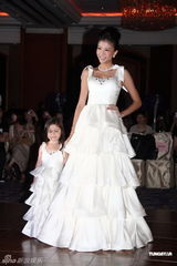 组图：陈嘉桓出席名品婚纱秀 亲自上阵展示婚纱