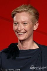 《黑色维纳斯》首映   奥斯卡女配角蒂尔达优雅捧场