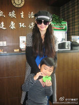 组图：Lucas变装成警察游玩神气可爱