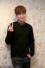 组图：李敏镐做鬼脸露暖男微笑 男神称号好害羞