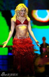 高清组图：夏奇拉跨年热辣压轴 摆胯甩胸性感逼人