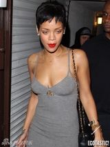 组图：蕾哈娜烈焰红唇现身夜店显激凸