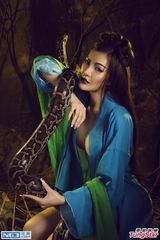 组图：嫩模张心儿玉体横陈 遭巨蟒缠身惨被咬伤