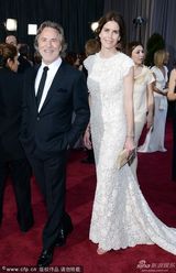 组图：奥斯卡红毯-影星唐-强生携妻子亮相