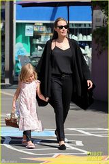 组图：朱莉携子女游玩 豪乳依旧真空激凸