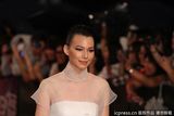 组图：金钟奖红毯纪培慧白色薄纱裙仙气十足