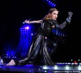 组图：麦当娜挑逗肌肉男上演致命诱惑