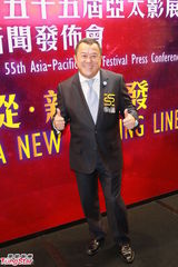 组图：刘嘉玲黄裙亮眼 与曾志伟评审亚太影展