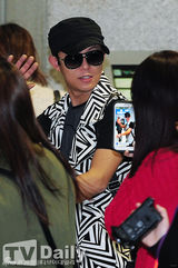 组图：SHINeeInfinite返韩 Tony与绯闻女友同机