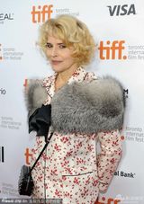 组图：《美好的时光》首映 阿尔丹搭貂皮显贵气