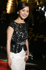 组图：大钟奖颁奖红毯 徐令姬黑白裙高雅柔美