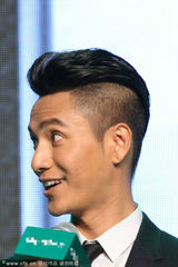 组图：陈坤帅气捞金遭苍蝇调戏露高低眉