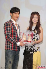 组图：林心如汪东城亮相 靓丽帅气二人抢镜