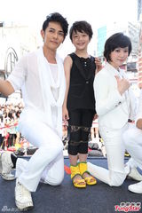 组图：汪东城蔡旻佑台北为电视原声带签唱