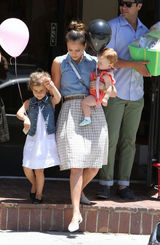 组图：潮妈杰西卡-阿尔芭和女儿逛街