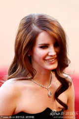 组图：歌手拉娜德雷黑裙亮相 波浪卷发青春性感