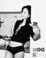 幻灯图：张静初8月《GQ》展魅力 用镜头释放自己