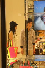 组图：秦岚黑超潮装扫货 血拼1小时兴致勃勃