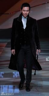 组图：李晨首秀T台风引领新春男士时尚