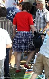 高清图：亚当-桑德勒洛杉矶拍新片 纯爷们变大甜妞