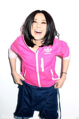 组图：吴晓敏夏日炫色运动写真 我喜欢不被定义