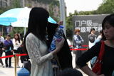 组图：快女成都唱区报名持续升温 美女顶烈日排队