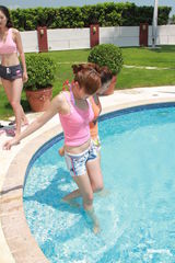 组图：颜子菲泳装亮相户外节目 赴马尔代夫拍摄