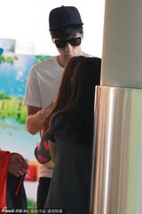 组图：张亮机场遭女粉丝围堵 列队欢迎国王礼遇