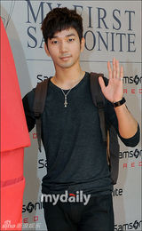 组图：少时侑利2AM赵权等出席箱包品牌发布会