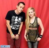 组图：艾薇儿被批粉丝合影不让碰 蕾哈娜随便摸