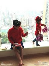 组图：陈浩民妻子晒儿女照 姐弟情深呆萌可爱