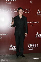 幻灯：亚洲电影大奖后台星光耀眼 获奖者喜笑颜开