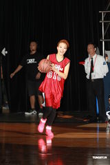 组图：群星红衣出席篮球赛 容祖儿李克勤又背又抱