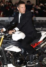 组图：《谍影4》悉尼首映 杰瑞米骑摩托入场