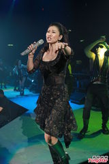 组图：叶倩文一家三口合唱 林青霞素颜到场欣赏